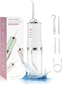 جهاز تنظيف الأسنان بالماء اللاسلكي مع 3 أوضاع و4 فوهات بديلة، قابل لإعادة الشحن مع خزان مياه قابل للإزالة سعة 230 مل للمنزل والسفر والاستحمام، أبيض